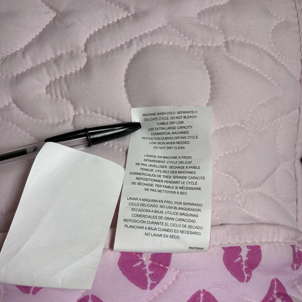 Betsy Johnson Twin 2 Piece‎ Reversable Quilt XO Stitch Ombrey Lips Pink